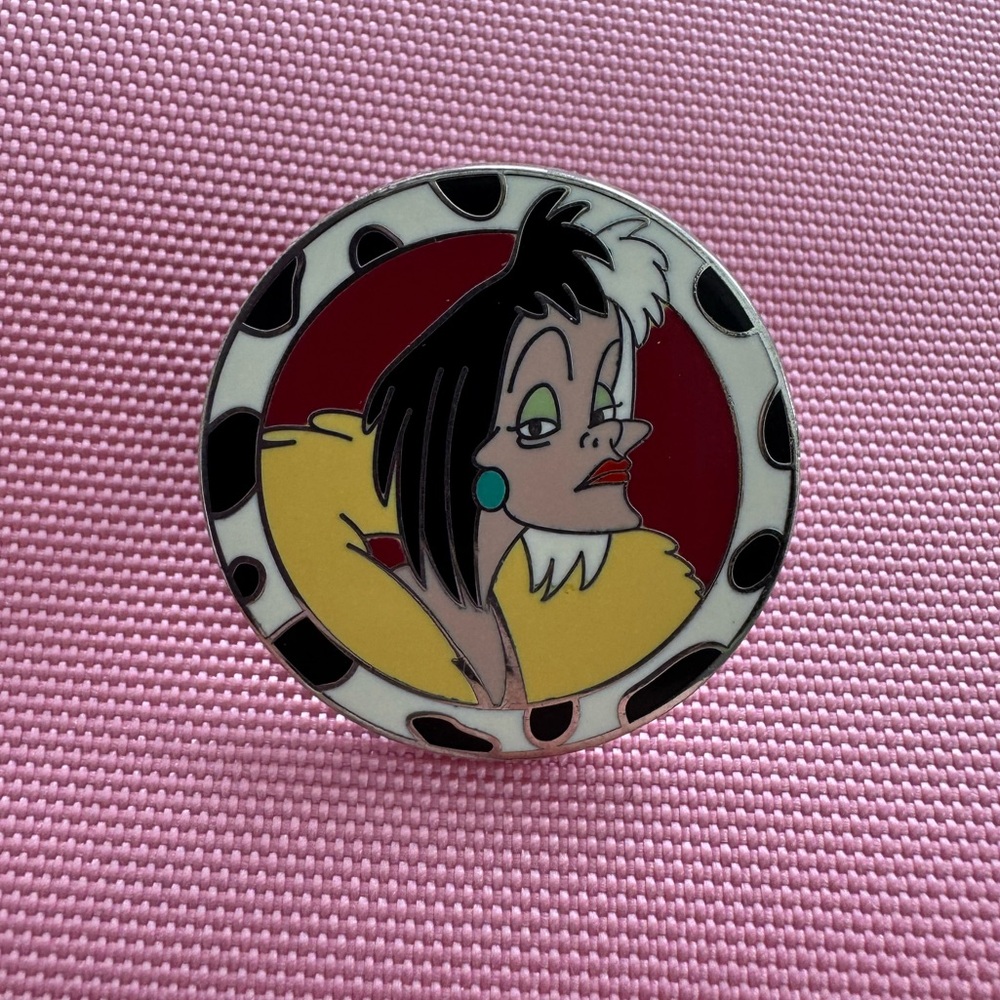 Disney Villains 101 Dalmatians Cruella de Vil Pin